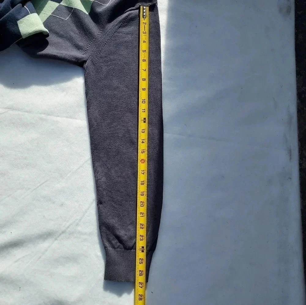 Bannana Republic Mens XL/V-Neck Sweater Gray With Green Diamond Shaped Designs. - Picture 6 of 9